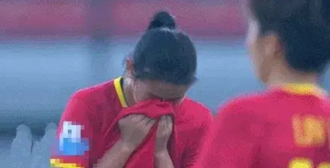 韩国女足球员受伤紧急下场 韩国女足球员受伤紧急下场