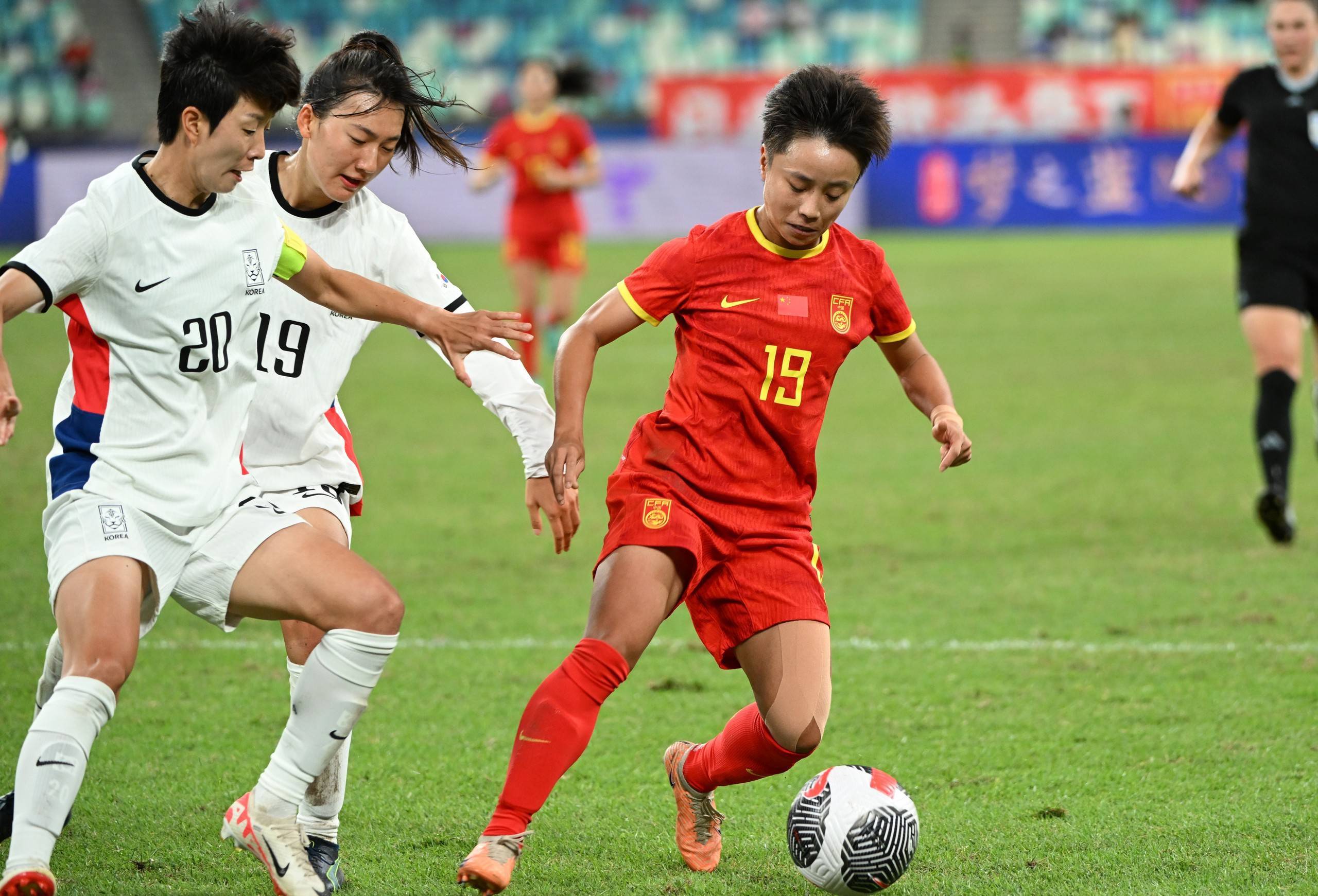 包含国际女足比赛总决赛拉开序幕，角逐激烈的词条