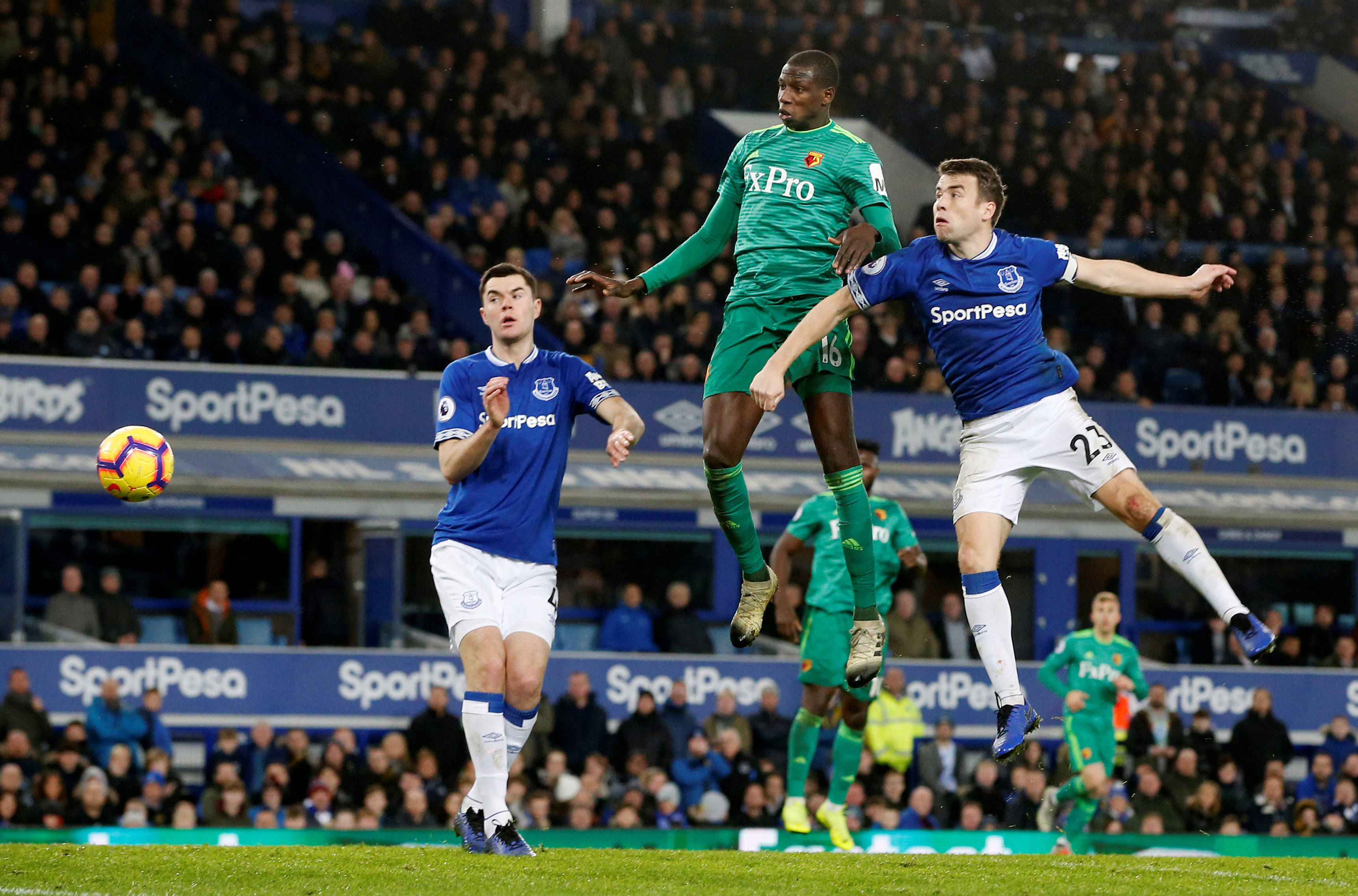 顶尖足球俱乐部联手征战,争夺胜利 顶尖足球俱乐部联手征战,争夺胜利