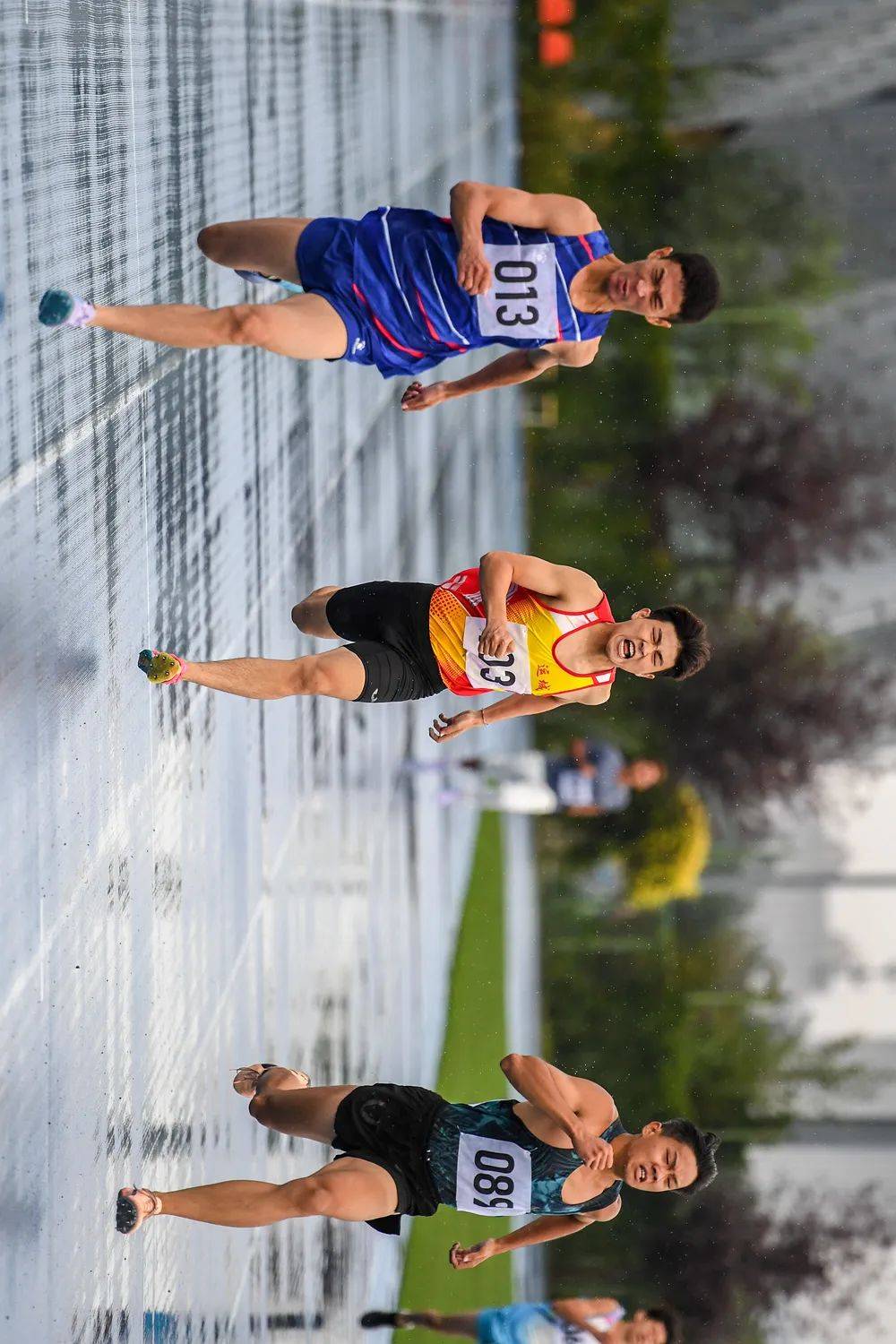 赛场上的精彩瞬间,运动员们展现出的拼搏精神的简单介绍 赛场上的精彩瞬间,运动员们展现出的拼搏精神的简单介绍