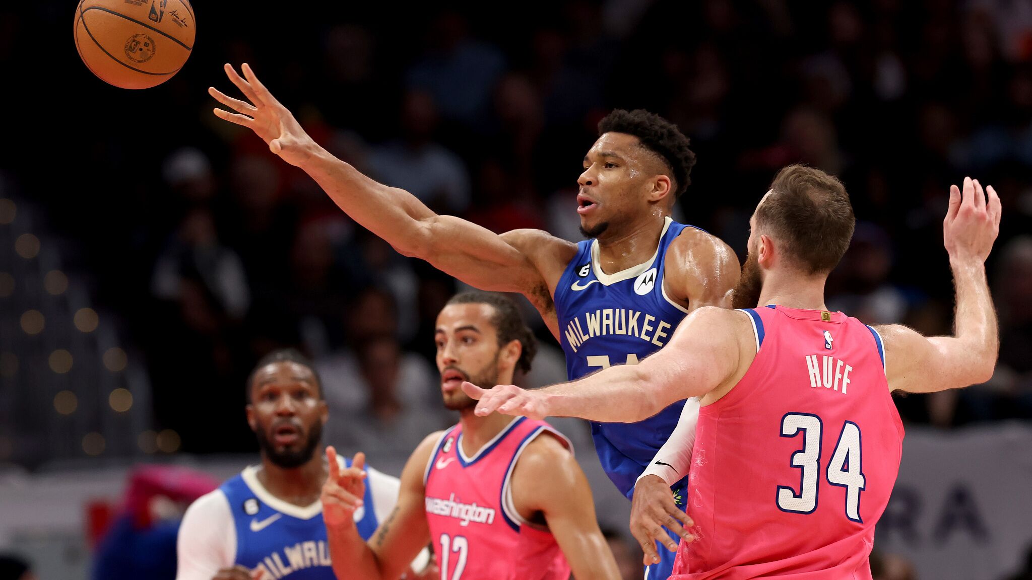 包含奇才碾压雄鹿，汉密尔顿完成帽子戏法的词条